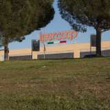Ma proprio mentre siamo di fronte all�ingresso dell�Ipercoop... 